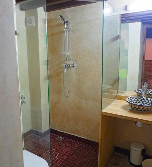 스탠다드 룸, Dar Fama