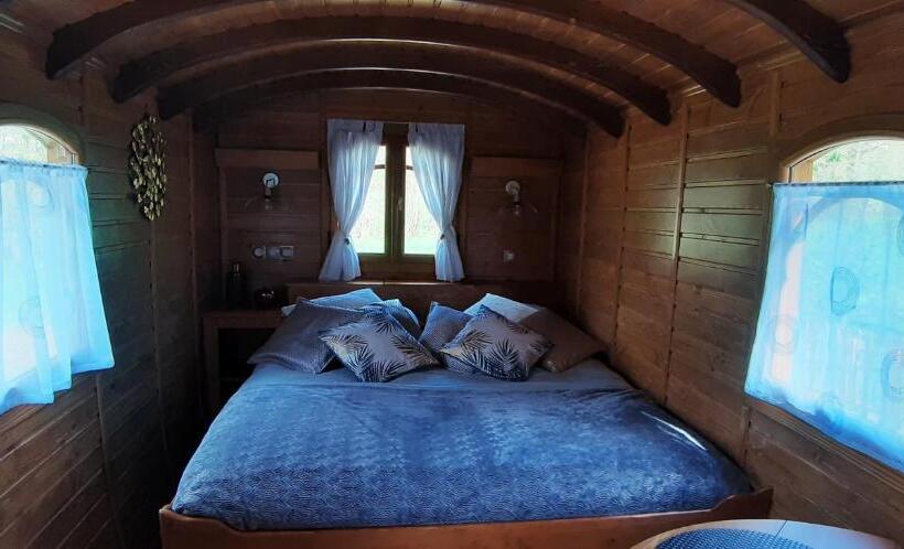 标准间带山景, Du Cote De Lacoume