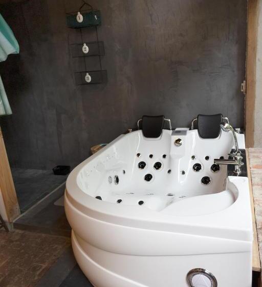 جناح مزود بجاكوزى, La Maison Au Fil Du Temps