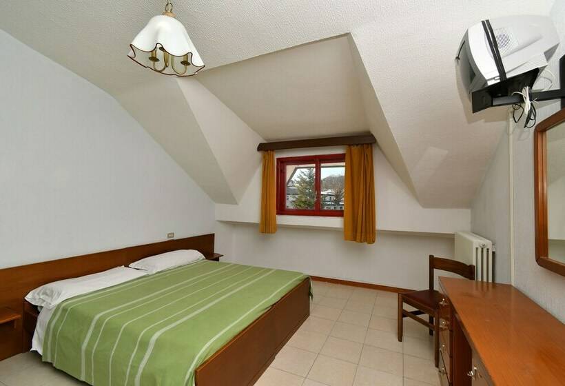 חדר קלאסי לשלושה, Delberg Palace