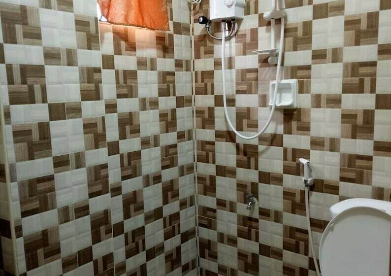 اتاق لوکس, Elizabeth