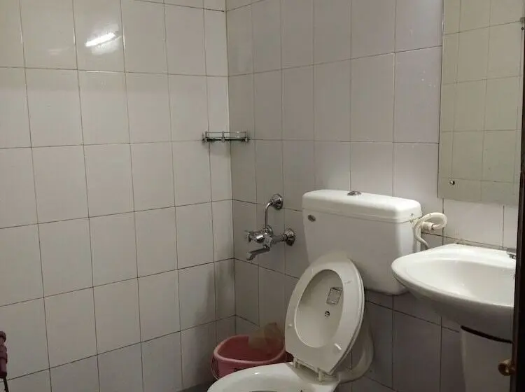 اتاق خانوادگی, Jays Inn