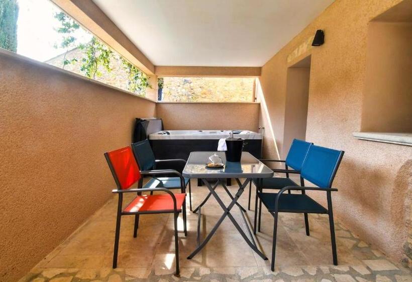 Люкс с гидромассажем, Domaine Ribiera, Hotel 5 Etoiles, Spa & Golf Forcalquier