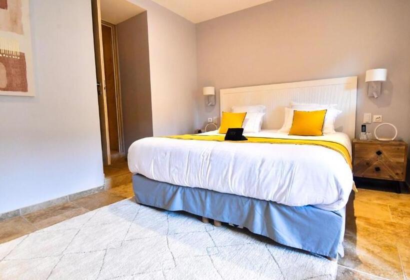 Люкс с гидромассажем, Domaine Ribiera, Hotel 5 Etoiles, Spa & Golf Forcalquier