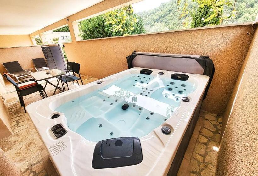 Люкс с гидромассажем, Domaine Ribiera, Hotel 5 Etoiles, Spa & Golf   Forcalquier
