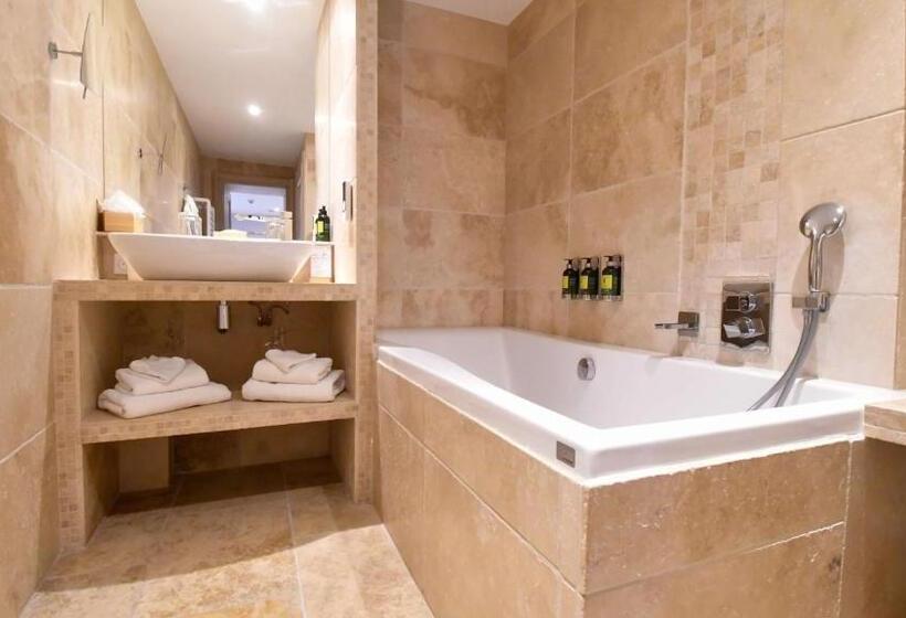 Люкс с гидромассажем, Domaine Ribiera, Hotel 5 Etoiles, Spa & Golf Forcalquier