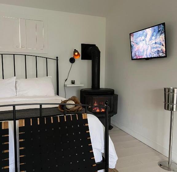 غرفة قياسية مزوَّدة بشُرفة, The Lakeside Motel