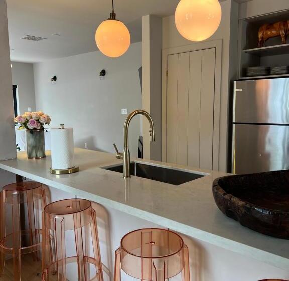 منزل 3 غرف نوم, The Lakeside Motel