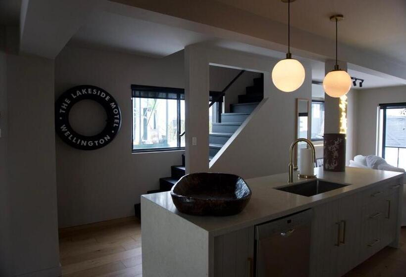 منزل 3 غرف نوم, The Lakeside Motel