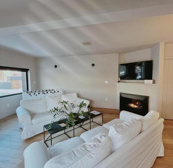 منزل 3 غرف نوم, The Lakeside Motel