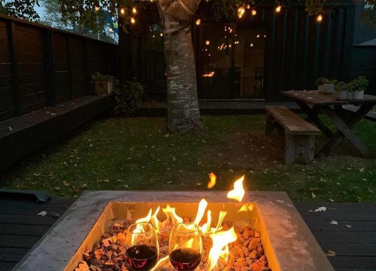 بنجلو ديلوكس, The Lakeside Motel