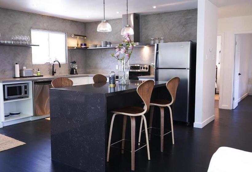 بنجلو ديلوكس, The Lakeside Motel