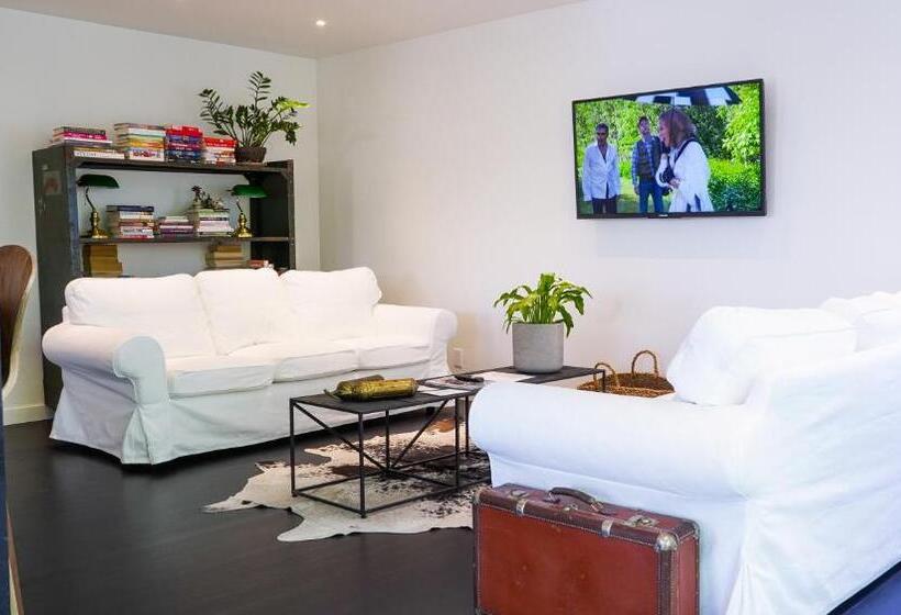 بنجلو ديلوكس, The Lakeside Motel