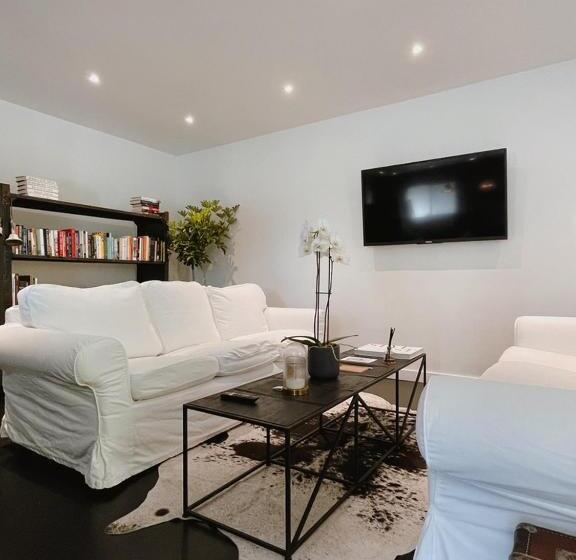 بنجلو ديلوكس, The Lakeside Motel