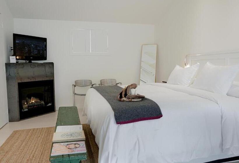 إستوديو قياسى سرير كينج, The Lakeside Motel