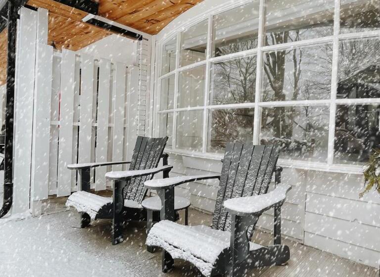 جناح, The Lakeside Motel