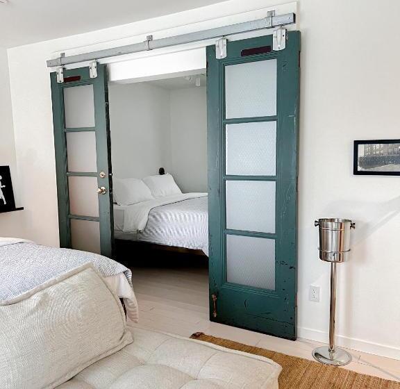 جناح, The Lakeside Motel