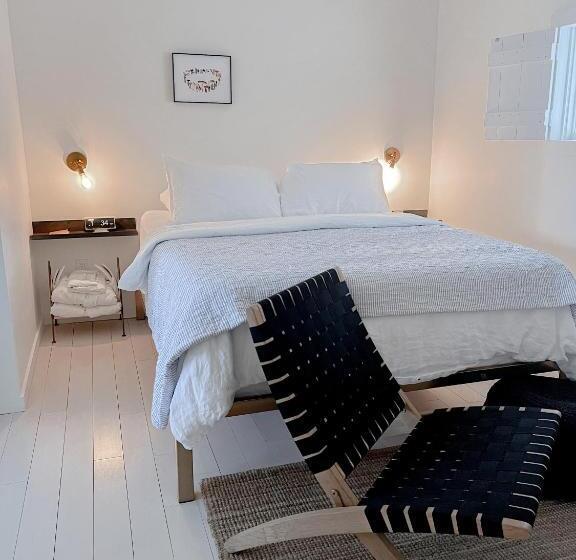 جناح, The Lakeside Motel