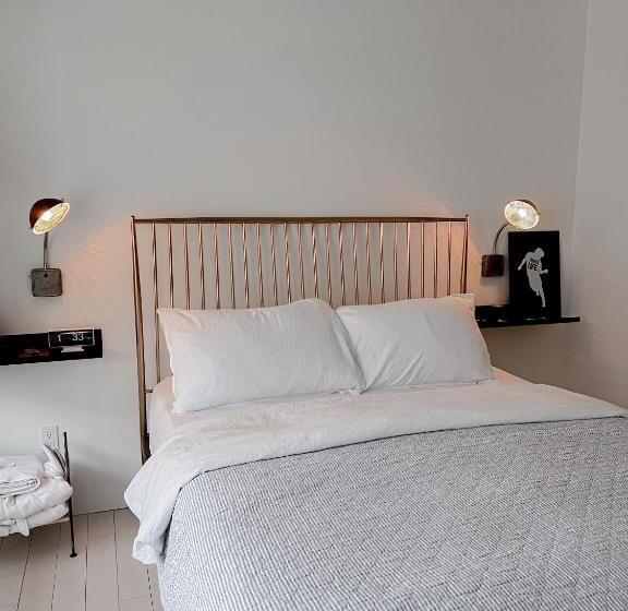 جناح, The Lakeside Motel