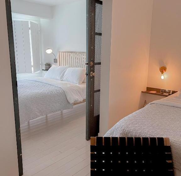 جناح, The Lakeside Motel