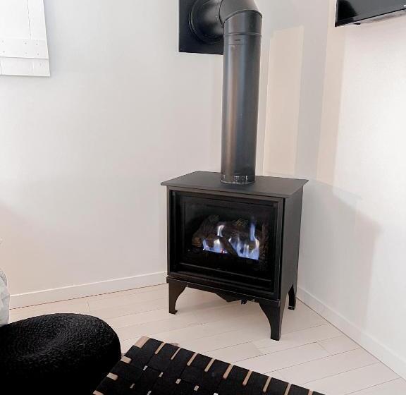 جناح, The Lakeside Motel