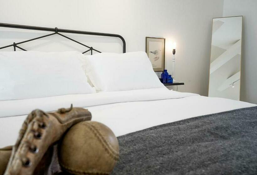 غرفة قياسية, The Lakeside Motel