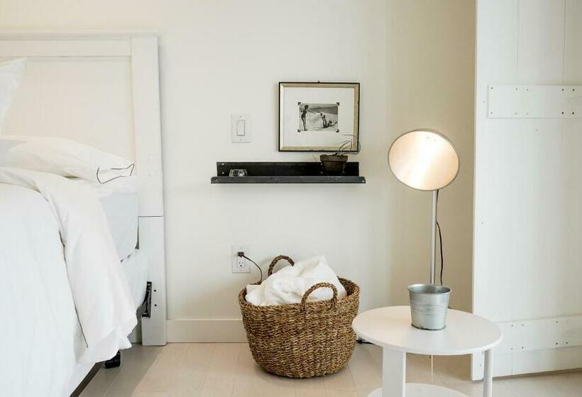 غرفة قياسية, The Lakeside Motel