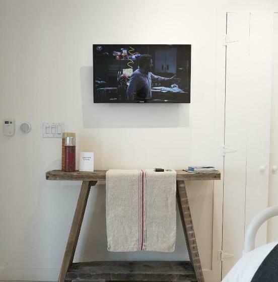 غرفة قياسية, The Lakeside Motel