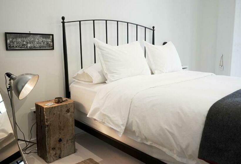 غرفة قياسية, The Lakeside Motel