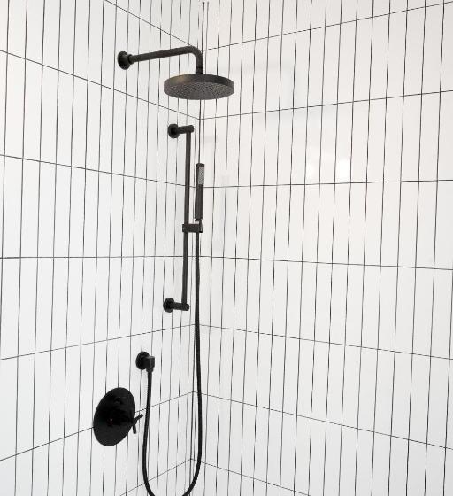 غرفة قياسية مزوَّدة بشُرفة, The Lakeside Motel