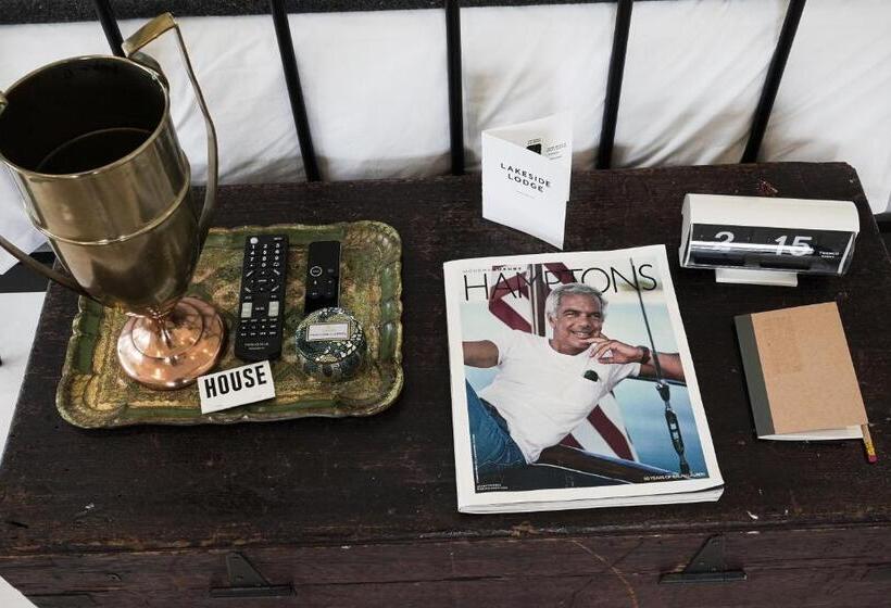 غرفة قياسية مزوَّدة بشُرفة, The Lakeside Motel