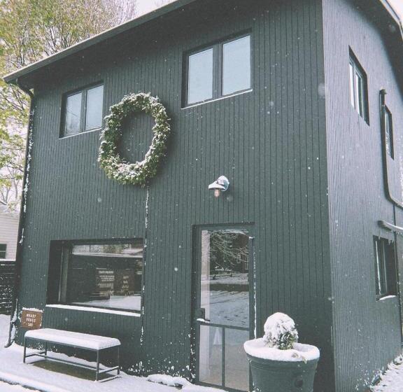 منزل 3 غرف نوم, The Lakeside Motel