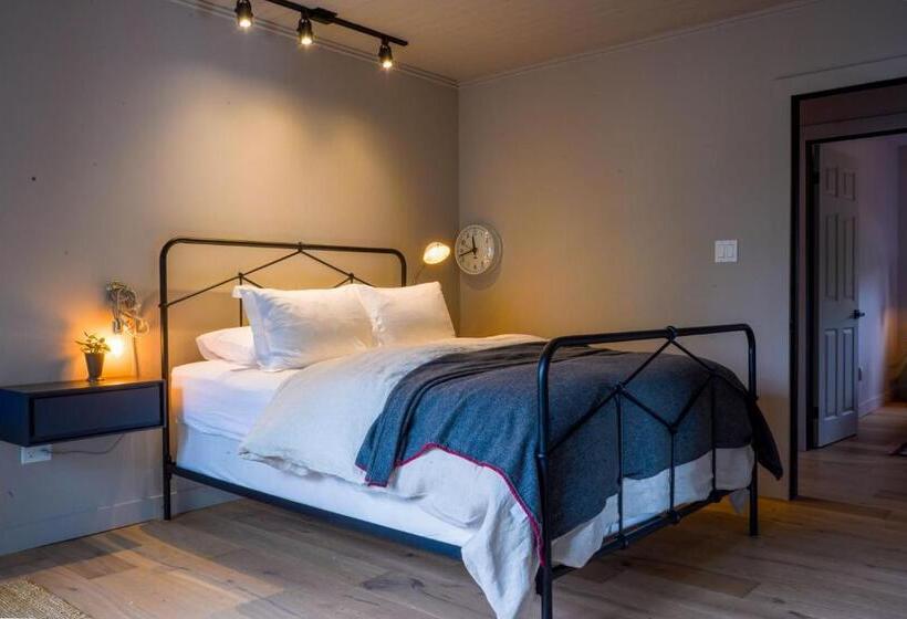 منزل 3 غرف نوم, The Lakeside Motel