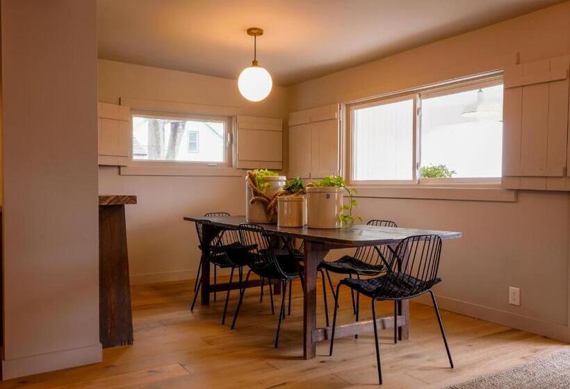 منزل 3 غرف نوم, The Lakeside Motel