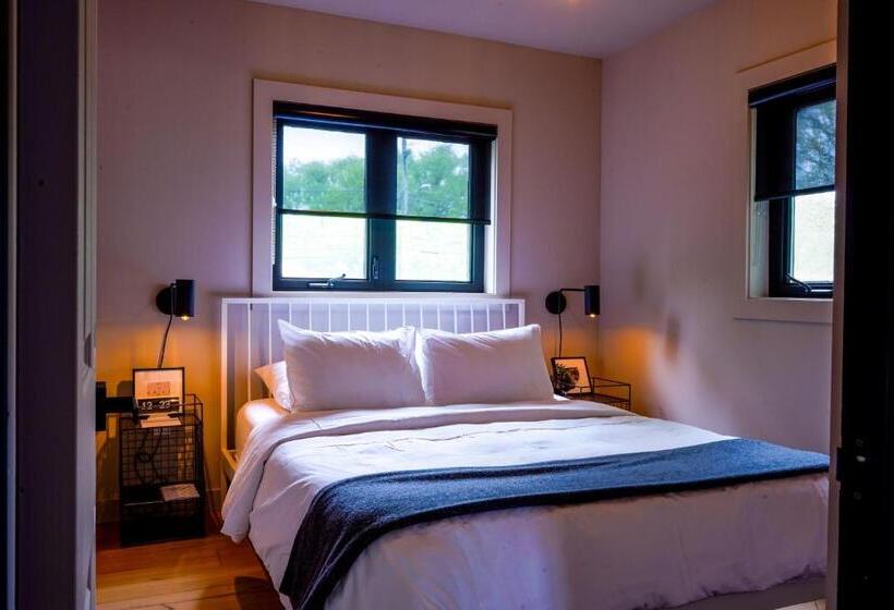 منزل 3 غرف نوم, The Lakeside Motel