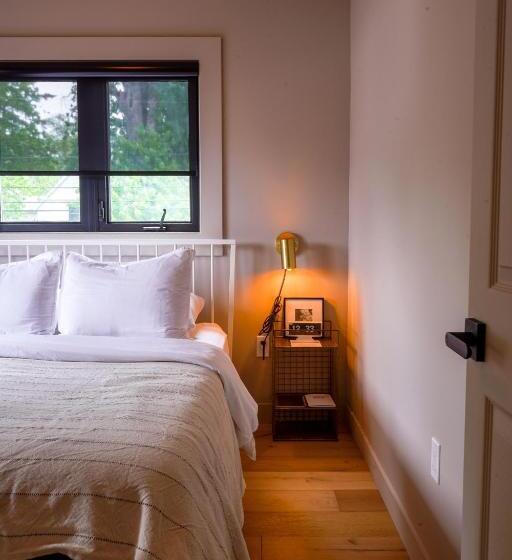 منزل 3 غرف نوم, The Lakeside Motel