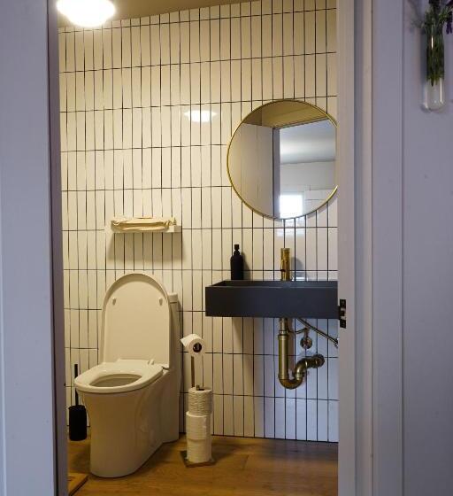 منزل 3 غرف نوم, The Lakeside Motel