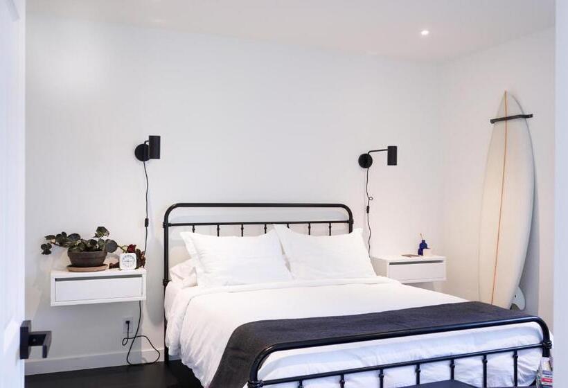 بنجلو ديلوكس, The Lakeside Motel