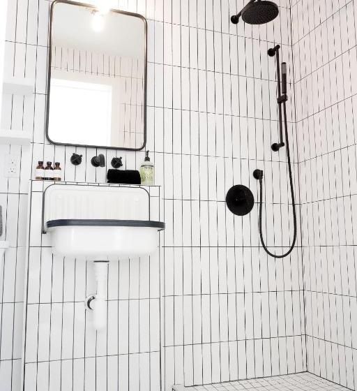 غرفة عائلية, The Lakeside Motel