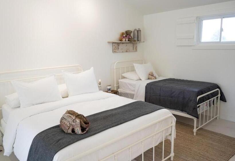 غرفة عائلية, The Lakeside Motel