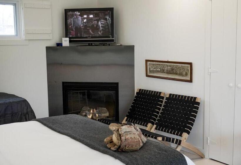 غرفة عائلية, The Lakeside Motel