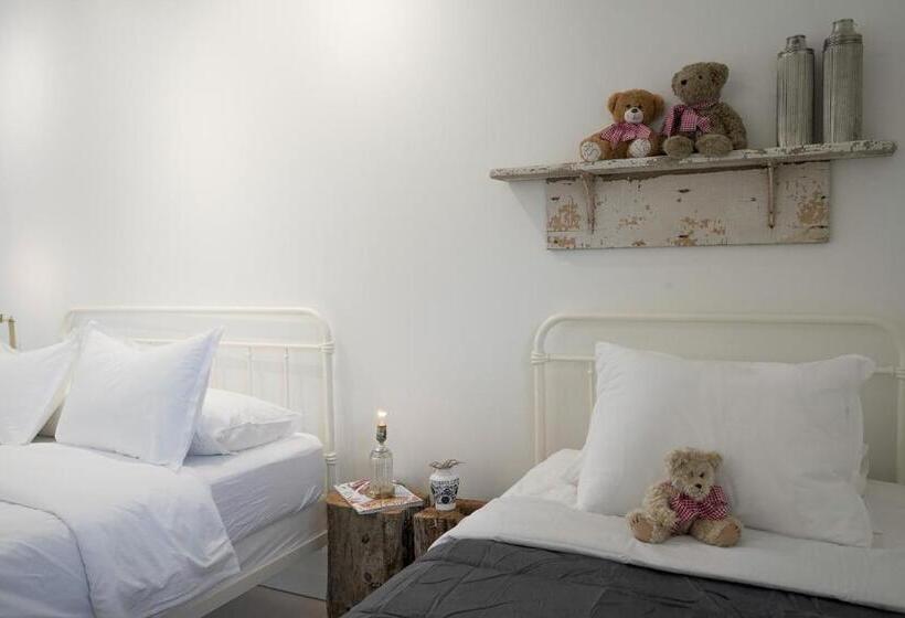 غرفة عائلية, The Lakeside Motel