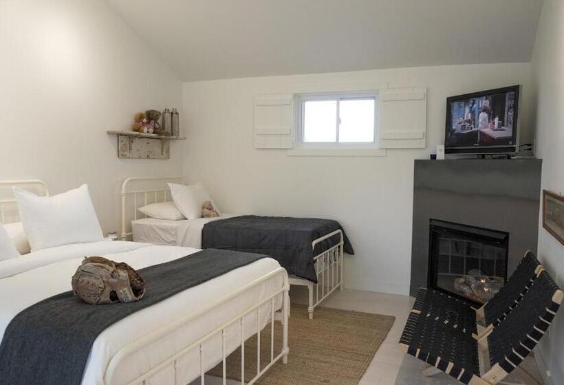 غرفة عائلية, The Lakeside Motel