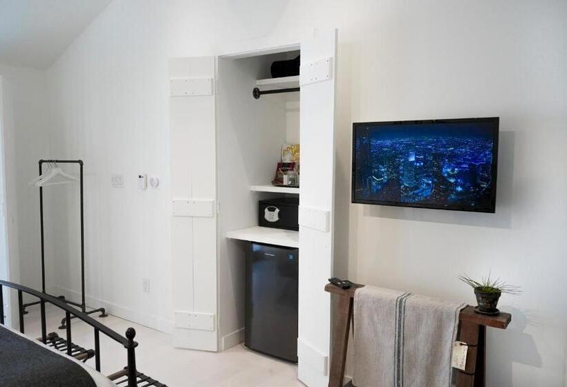 إستوديو قياسى سرير كينج, The Lakeside Motel