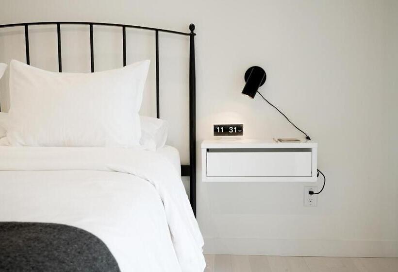 إستوديو قياسى سرير كينج, The Lakeside Motel