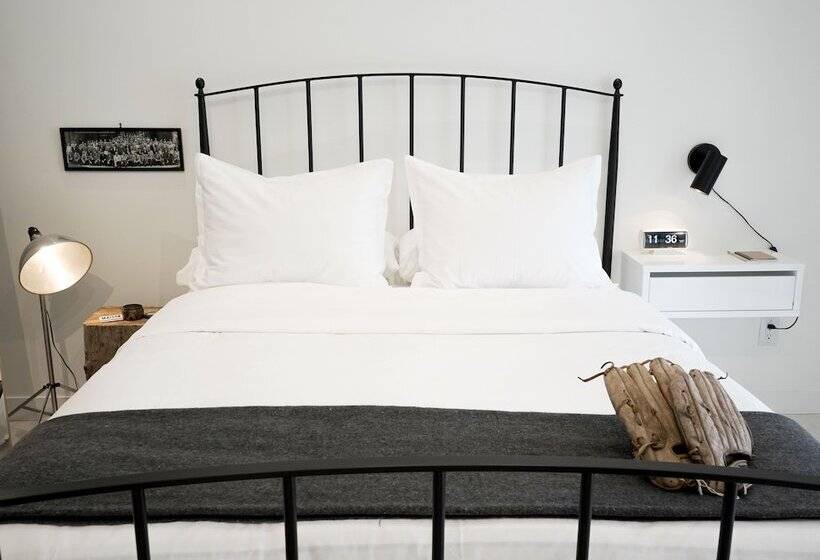 غرفة قياسية, The Lakeside Motel