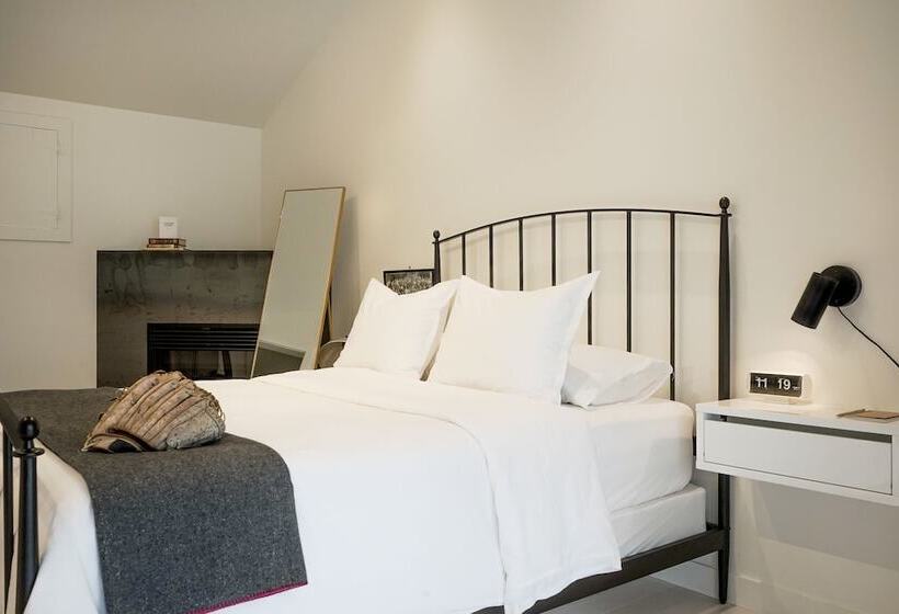 غرفة قياسية, The Lakeside Motel