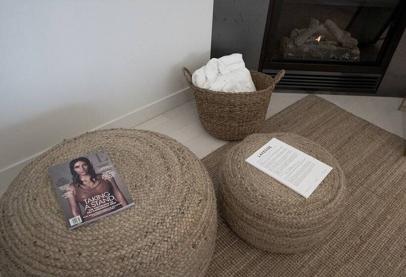 غرفة قياسية, The Lakeside Motel