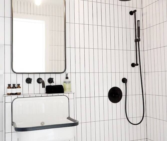 غرفة قياسية, The Lakeside Motel