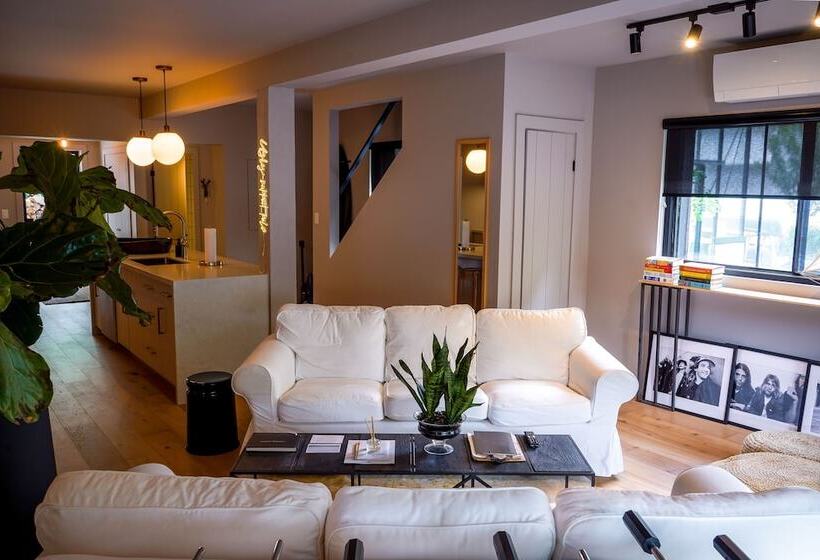 منزل 3 غرف نوم, The Lakeside Motel